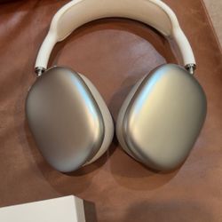 White Airpod Maxes