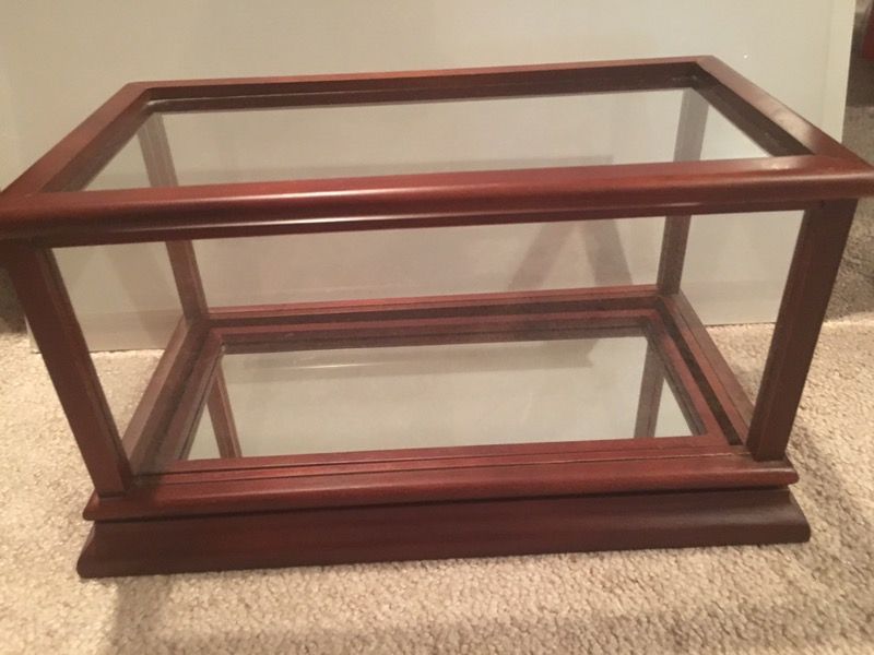 Franklin Mint 1:24 scale wood,glass mirrored bottom display case.