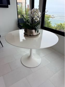 $1600 originally CONTEMPORARY MODERN WHITE ROUND DINING TABLE 48” SITS UP TO 6 PP