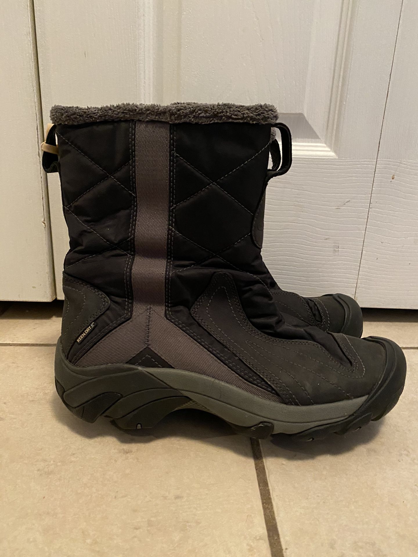 Women Keen Winter boots. Size 9.5