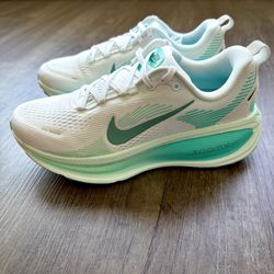 NEW Nike Vomero 18 White Cannon Bleached Turq HM6804-106 Women’s Size 8.5