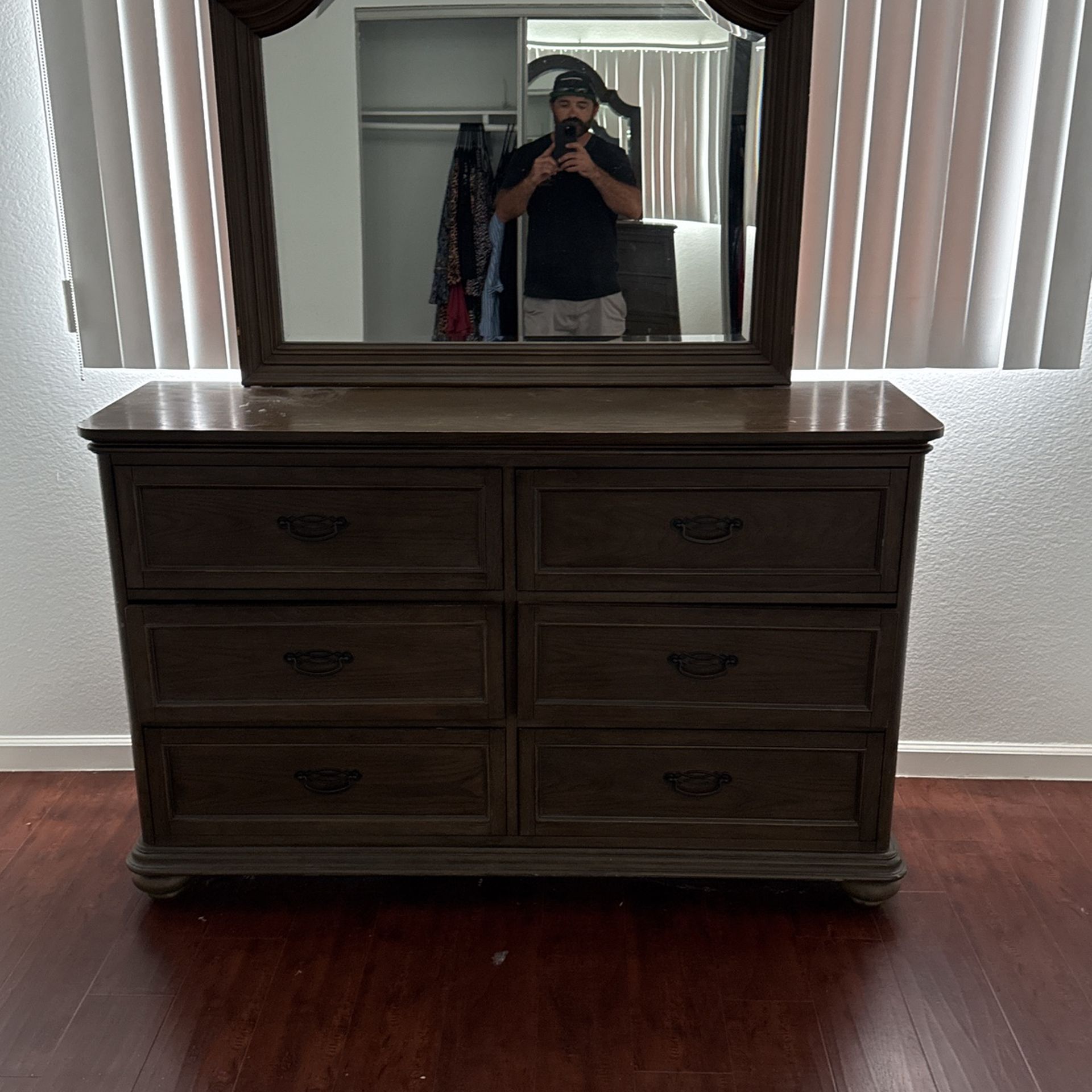 Dresser With Mirror