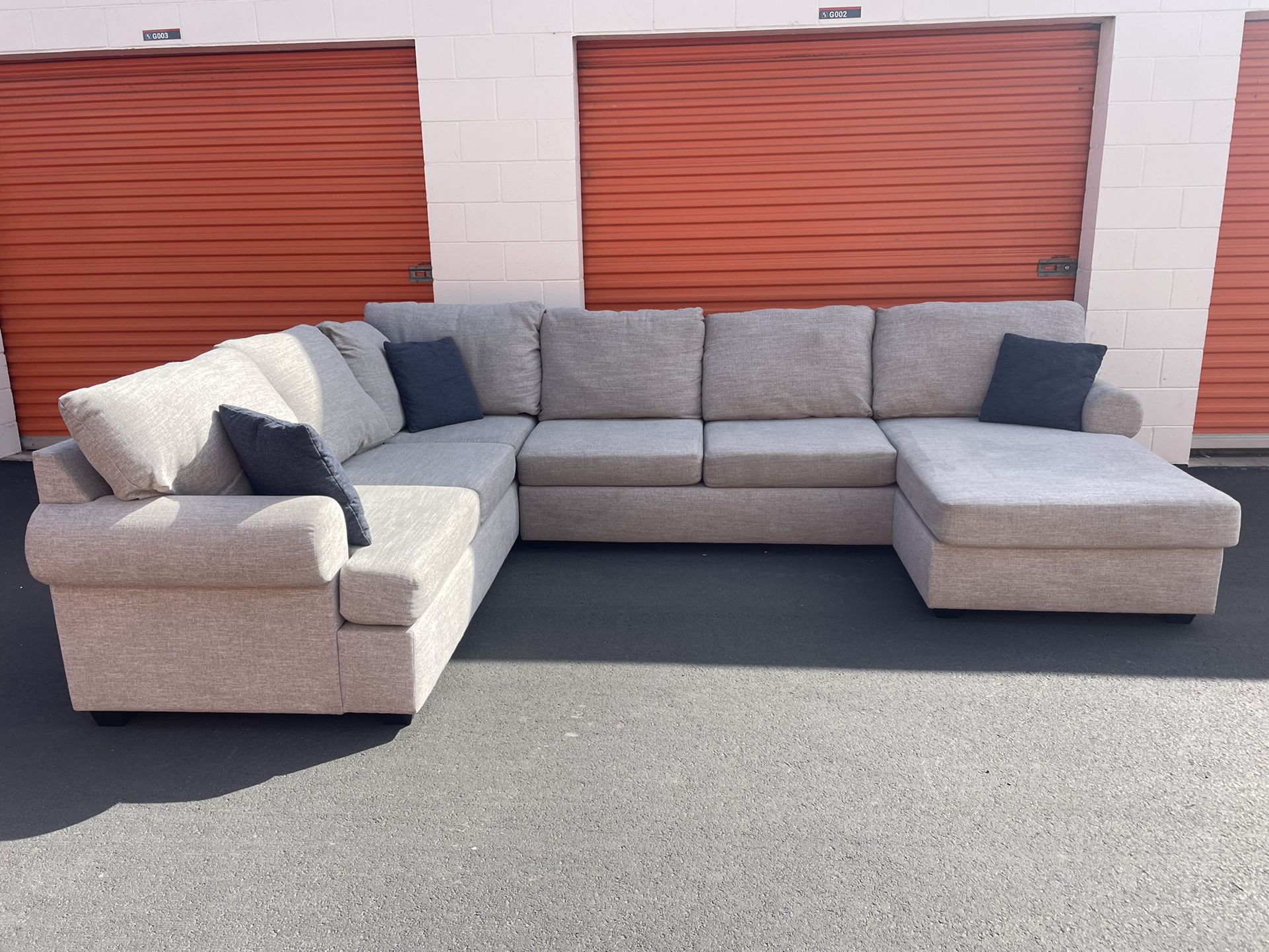 FREE DELIVERY!!! Beautiful Gray LIVING SPACES 3 piece sectional with chase