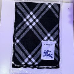 Brand New Black Burberry Scarf – Classic Check Pattern