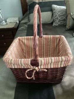 Lined bread or decor basket with handle