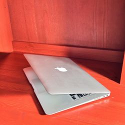Apple MacBook Air 13” I5/8GB/256GB SSD $180