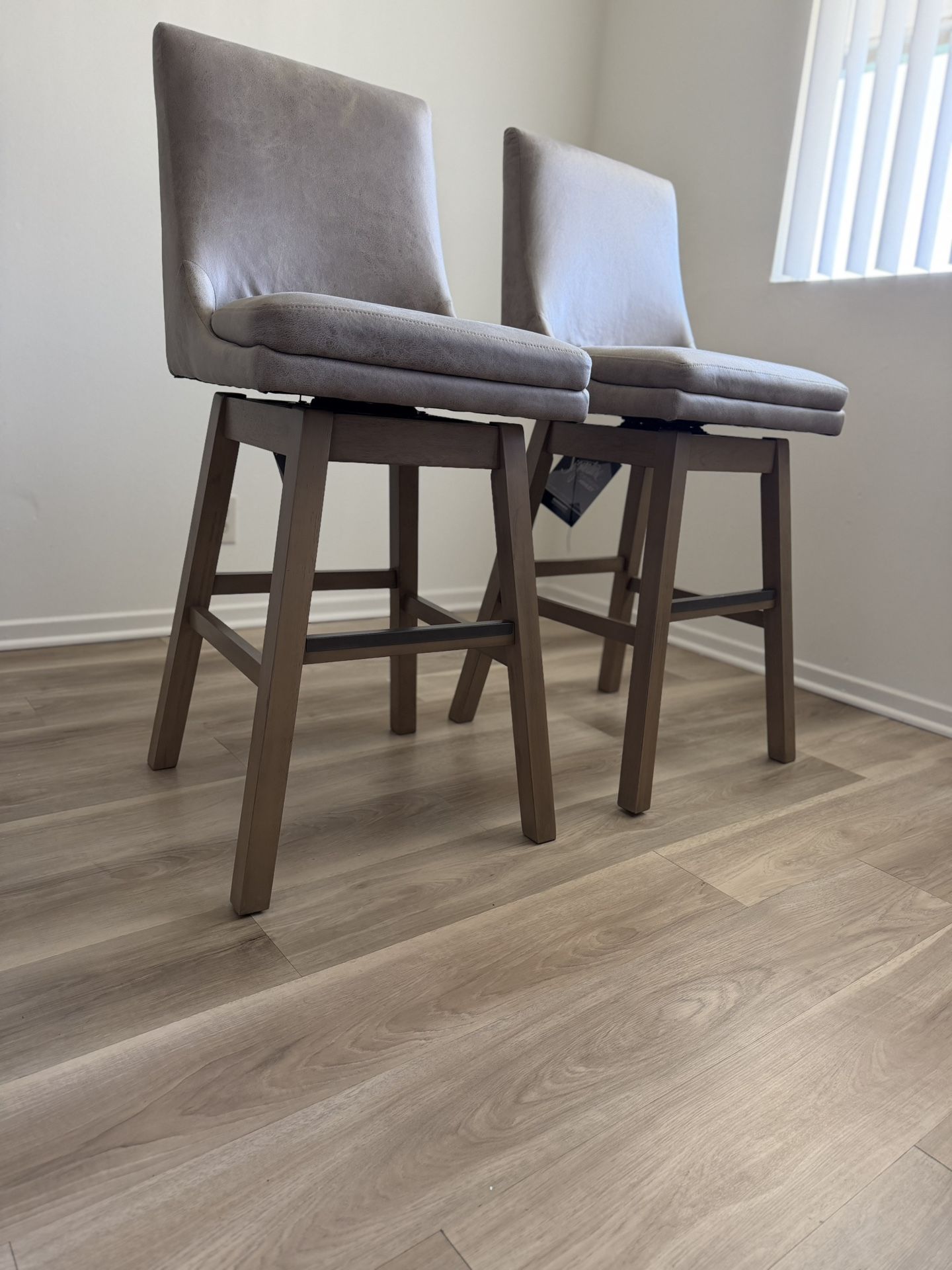 Set of Beige Bar Stools – Signature Design by Ashley “Tallenger”( Set Of 2)