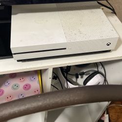 Xbox One With Controller And Headset