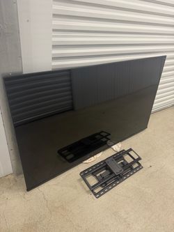 Hisense 75” 4k Tv with wall mount