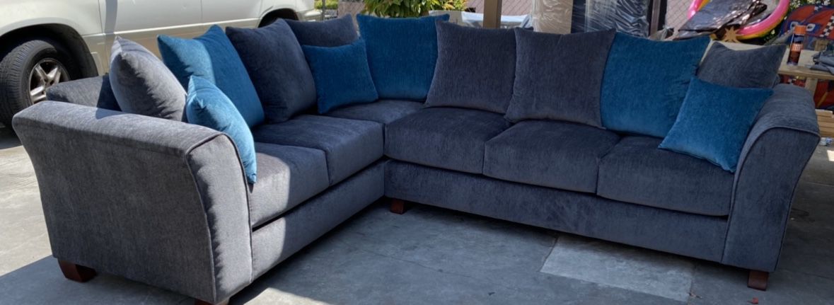This is a brand new custom made sectional couch we make them you can choose the color u want! $850 (no payments)