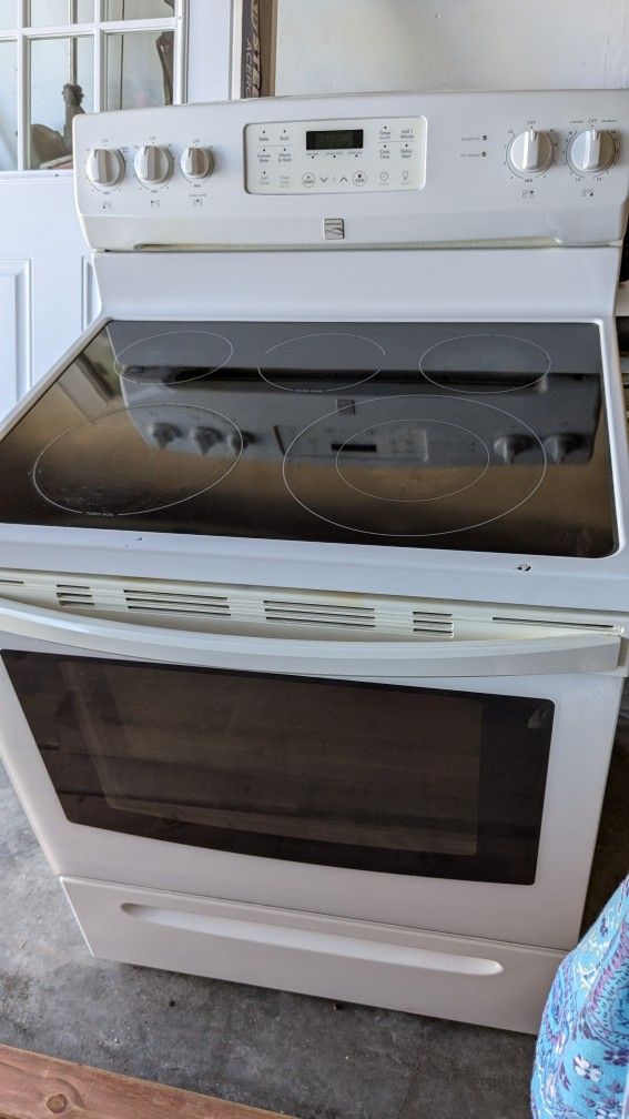 Clean 30 inch Electric Self Cleaning Stove $250