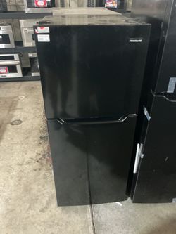 Frigidaire FFET1022UB Top Freezer Refrigerator (Open-Box / Scratch & Dent)