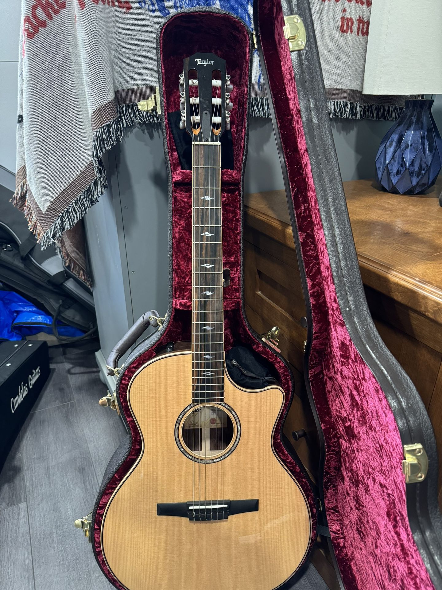 Taylor 814ce-N - Natural Sitka Spruce Nylon Guitar