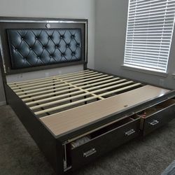 Cama  King ,  2  Mesas Noche , 4 Asientos Isla Comedor , Sofá Salón , 1 Cajoneras Con espejo 