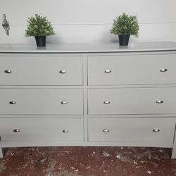 BEAUTIFUL LIGHT GREY DRESSER ALL SOLID WOOD 58X18X36 ALL DRAWERS WORKS.GREAT SHAPE!!