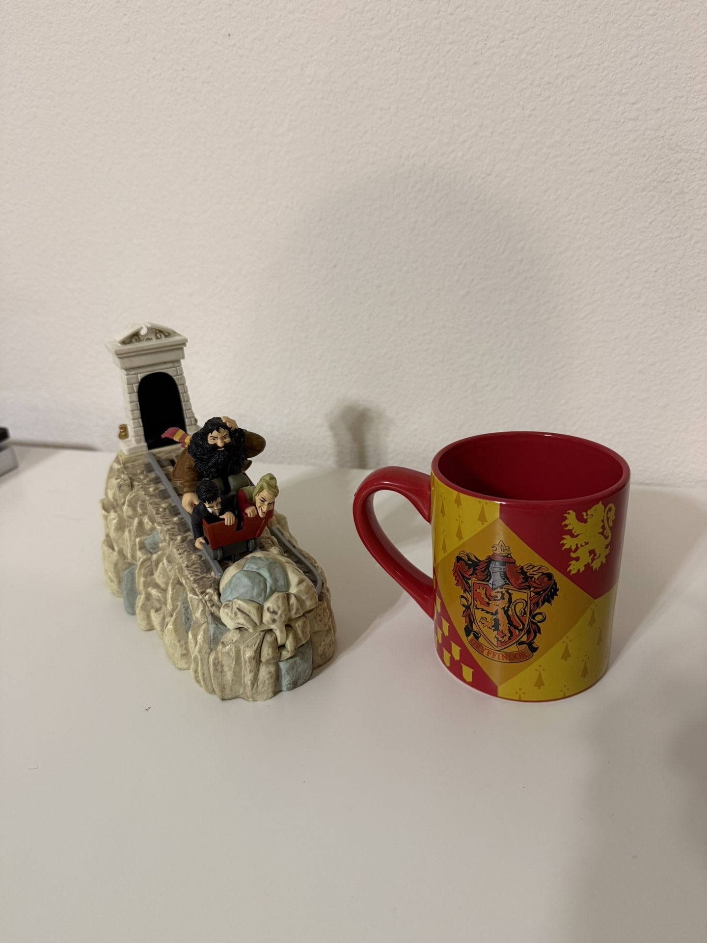 Harry Potter Gringotts Action Coin Bank Vintage 2001 Hagrid Collectible & Mug