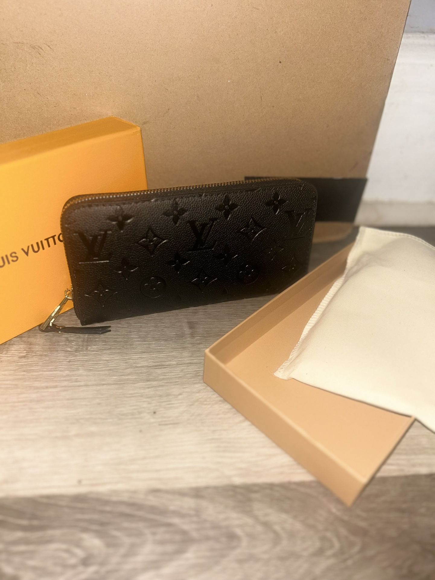 )Louis Vuitton Zippy Wallet in Monogram Empreinte Leather