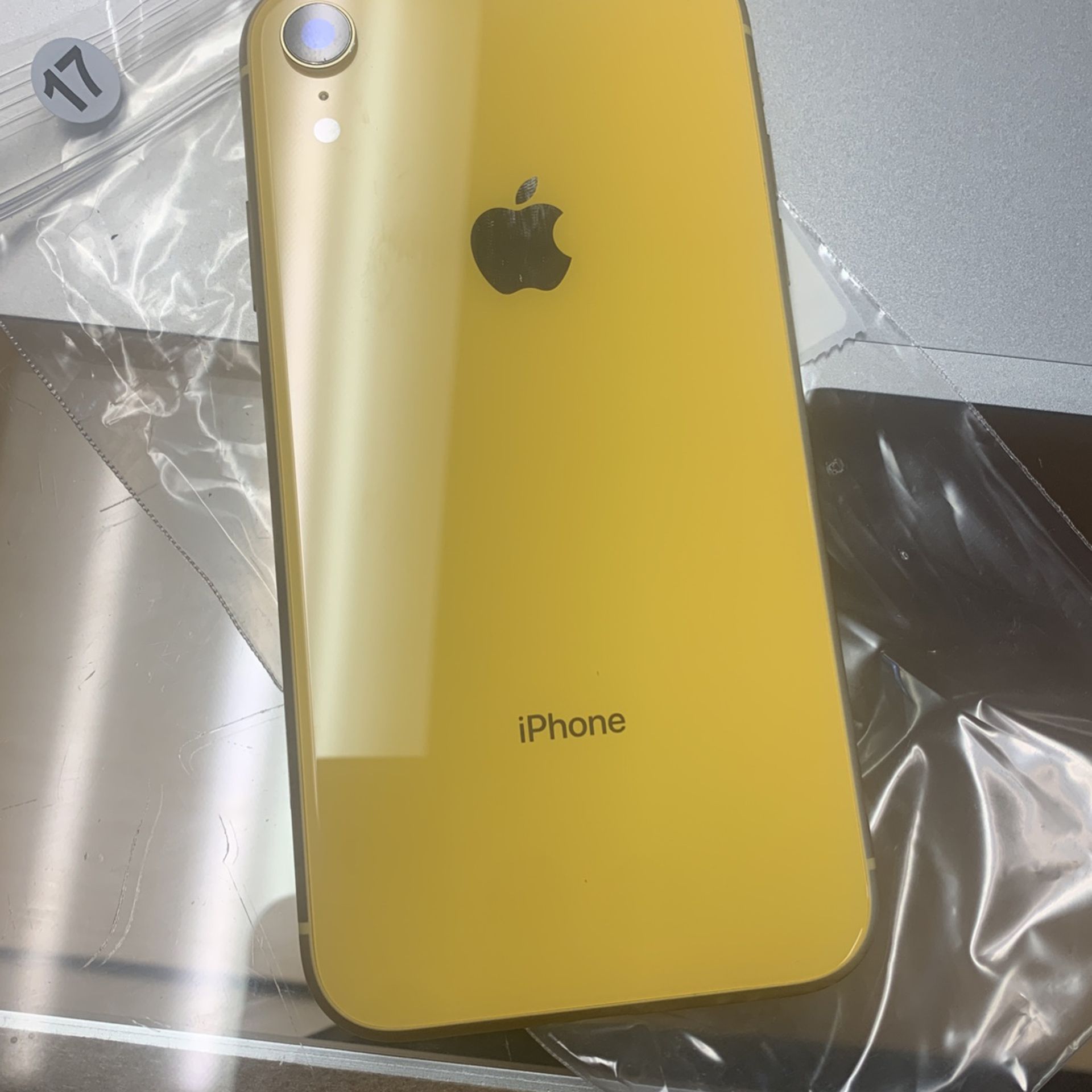 iPhone XR 64gb Yellow (unlocked) for Sale in Denver, CO - OfferUp