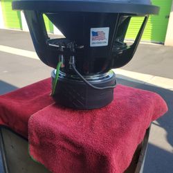 UNA BOCINA SKAR AUDIO 