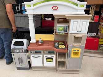 Kids play kitchen