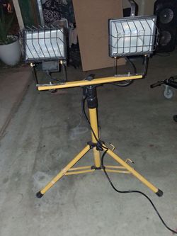 This is a 1000-watt twin-head adjustable halogen work light mounted on a telescoping yellow tripod stand