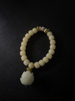 Cream Bead Stretch Bracelet with Lotus Flower Pendant – New