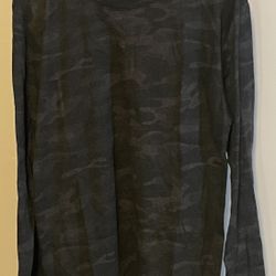 New long Sleeve dark camo Shirt  Medium 