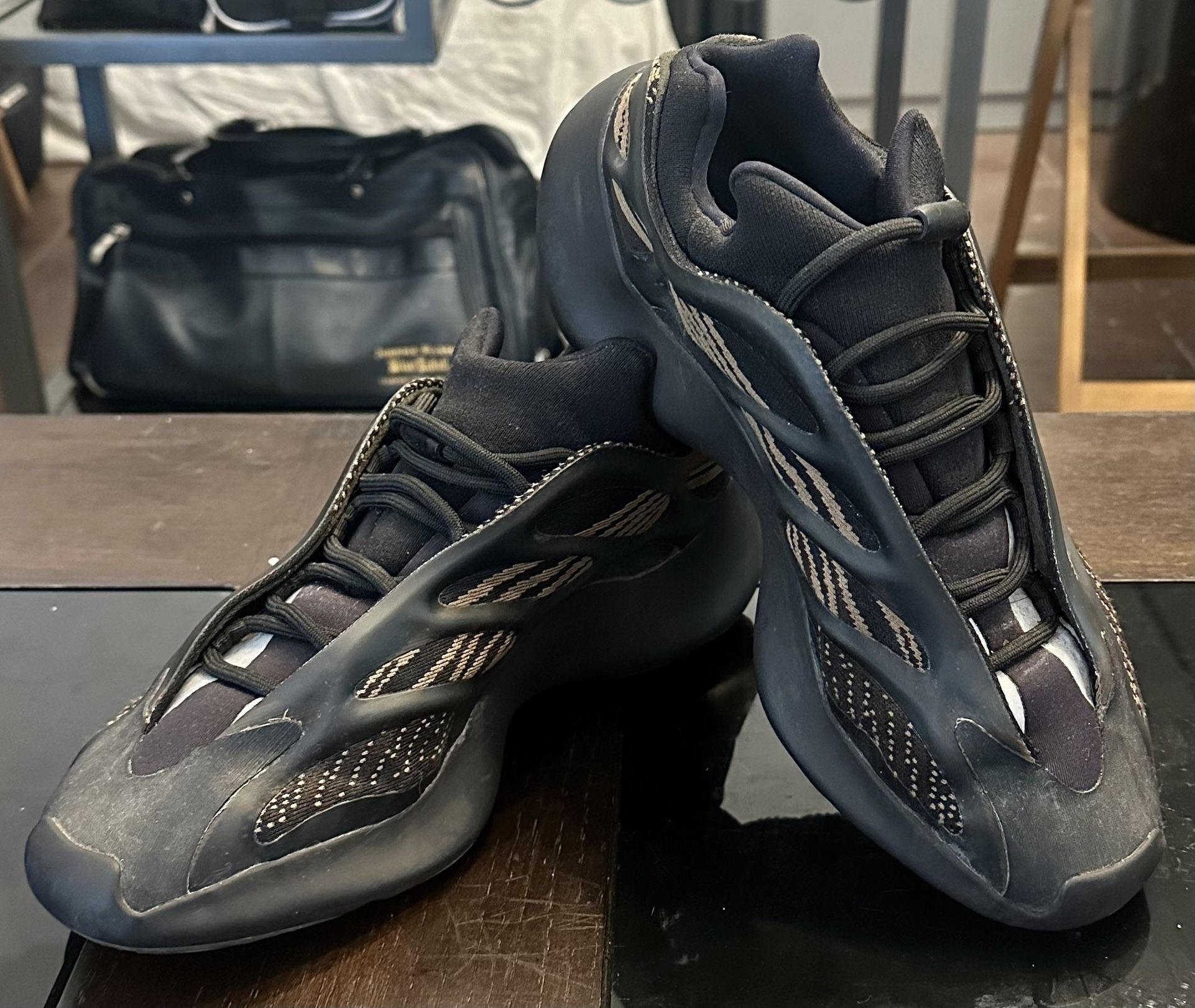 adidas yeezy kyanite 700 size 10