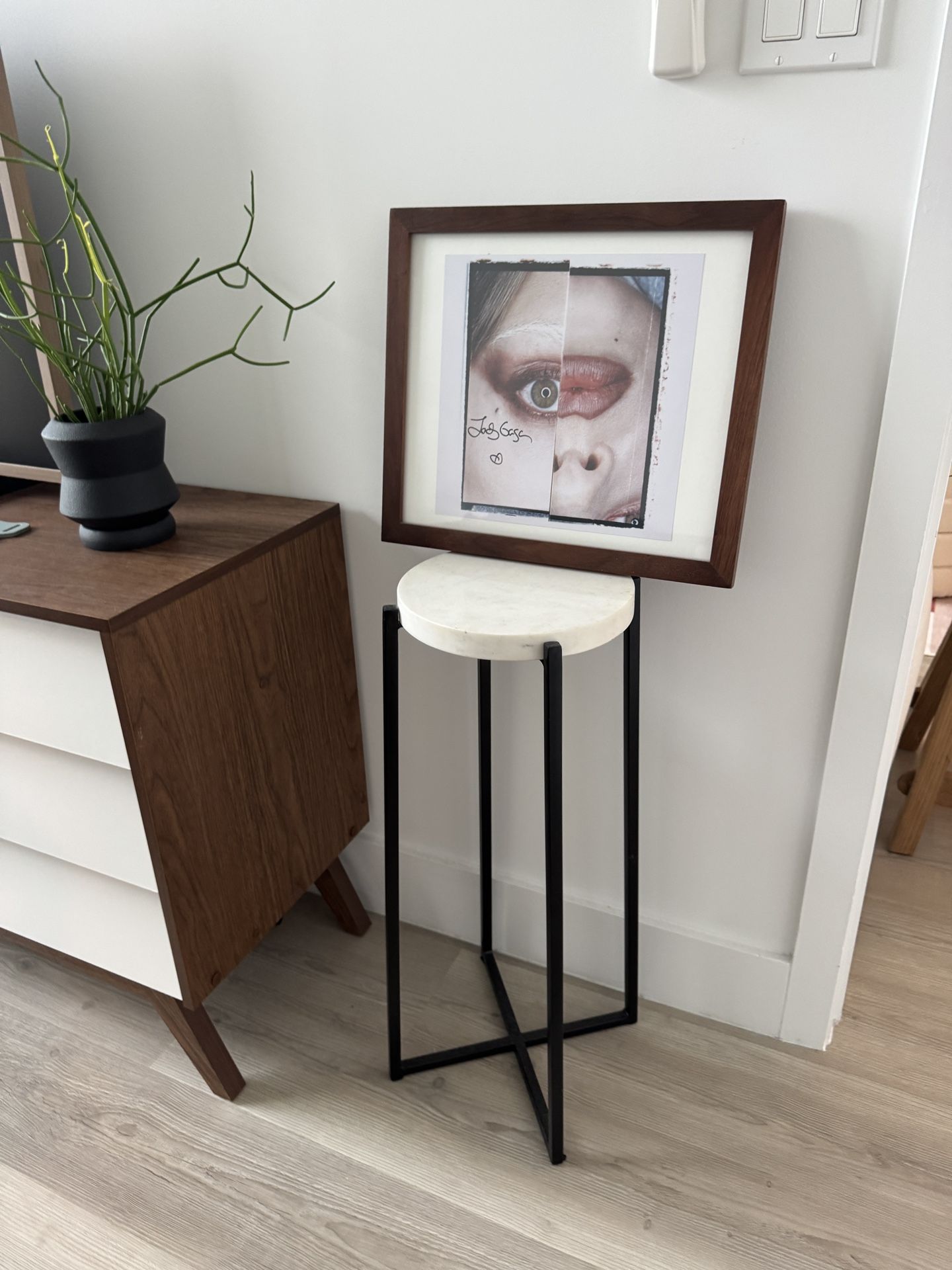 Marble Accent Table / Plant Stand Small round marble table with black metal base. Great as a plant stand side table or decorative accent. Dimensio