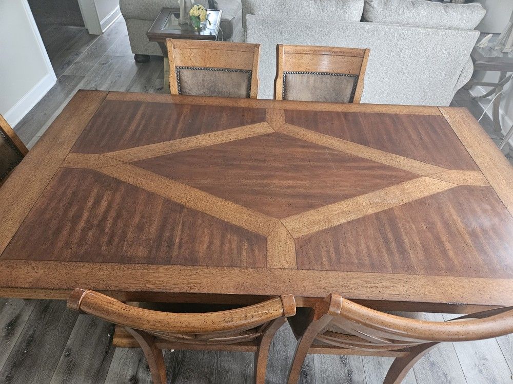 Dining table with 6 chairs and 2 extensions.
