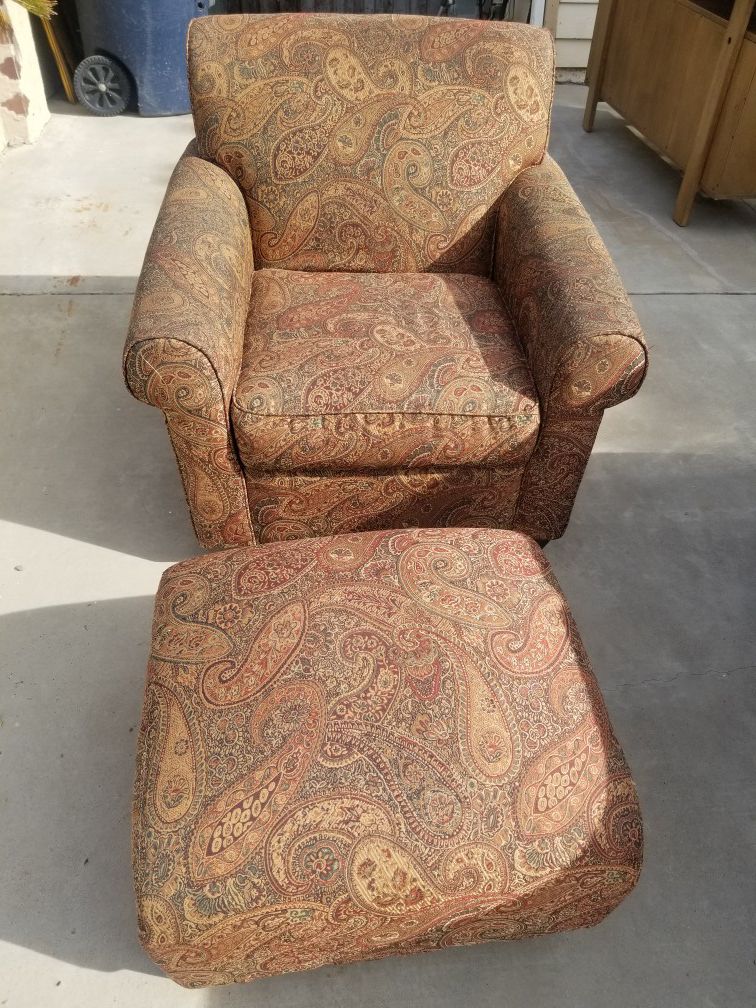 Single chair with ottoman