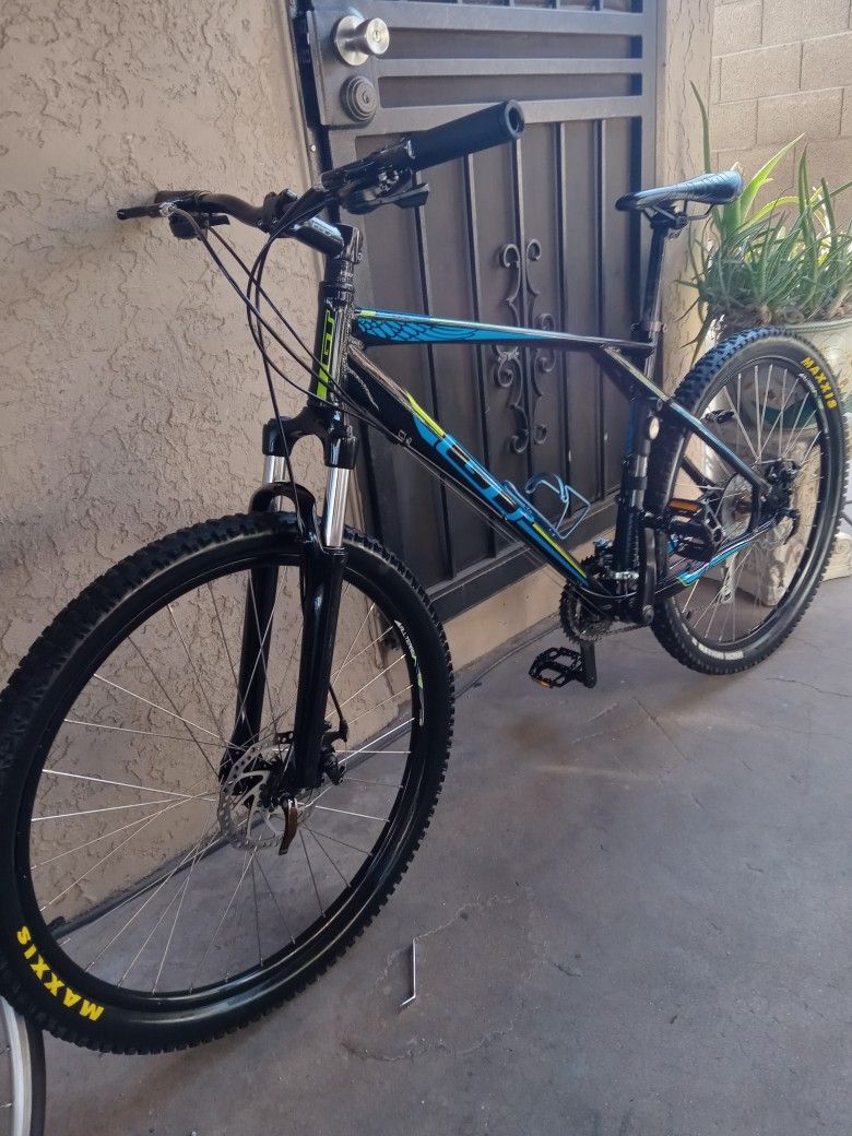 LIKE NEW BIKE GT EXPERT OUTPOST TIRES SIZE 27.5 TIRES MAXXIS FRAME SIZE LARGER DISC BRAKES