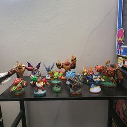 Activision Skylanders Action Figures Lot Of 17 Preowned (A)