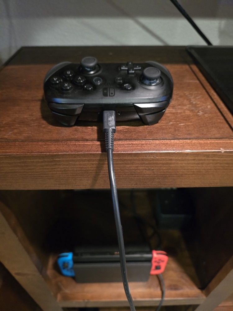 Nintendo Switch W/ 3 Controllers, Joycon - Like NEW