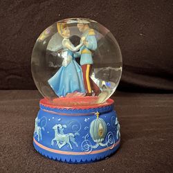 Vintage Disney Cinderalla And Prince Charming Carriage Pattern Mini Snow Globe