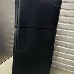 2017 Frigidaire Refrigerator 18 Cu Ft Very Clean 