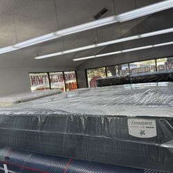 KING SIZE SIMMONS BEAUTYREST HARMONY LUX MATTRESS & BOX SPRINGS BED SET