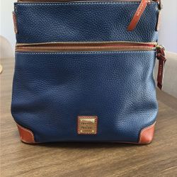 👜 Dooney & Bourke Pebble Grain Crossbody – Blue/Red Interior 