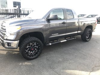 Off-road wheels and tires