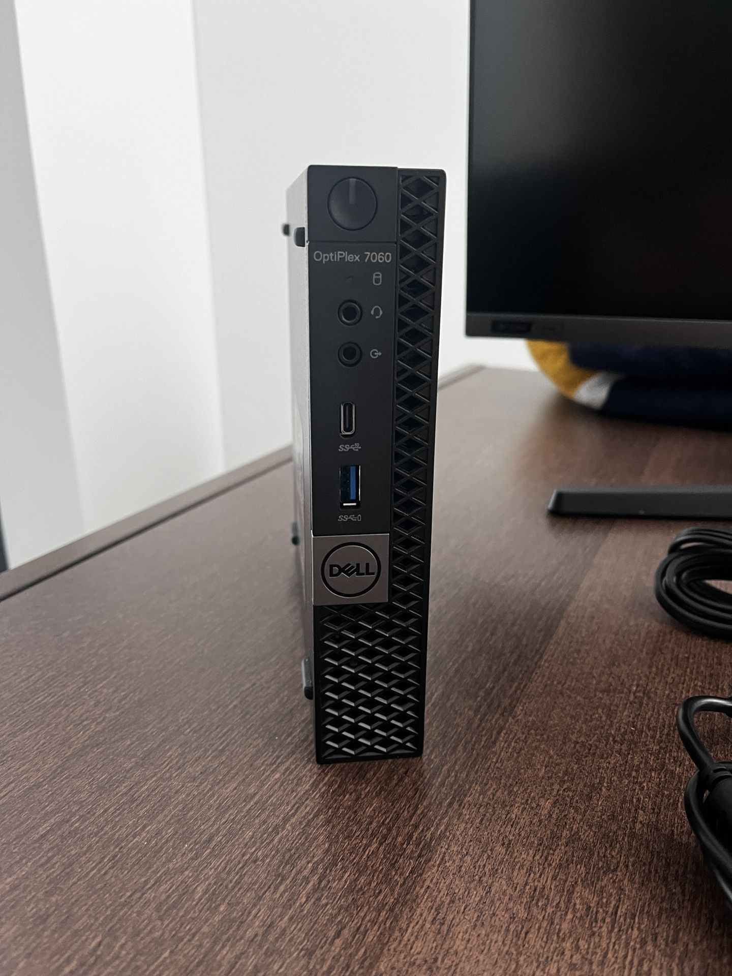 Dell Optiplex 7060 Computer With Samsung 27” Curved Monitor