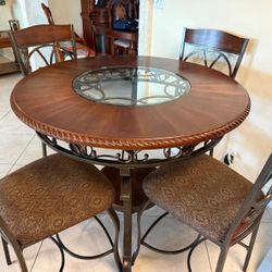 Vintage High Top 4 Piece Dinning Set - MUST GO ASAP - BEST OFFER TAKES IT! 