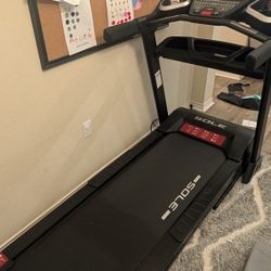 SOLE F63 Treadmill – Excellent Condition, Lightly Used