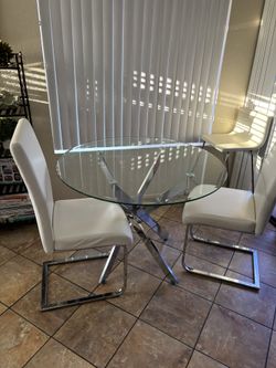 Chic Dining Room Table and Chairs