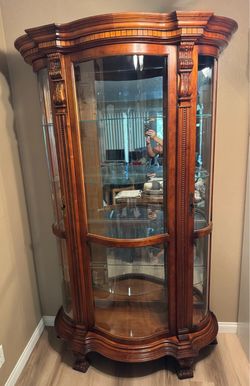 Pulaski Empire Serpentine Front Cherry Curio Display Cabinet Curved Glass