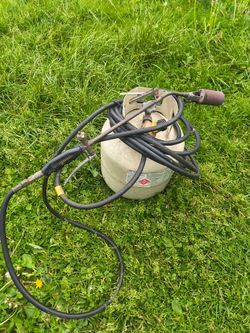 Roofing torch with tank