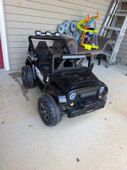 Auto para niños de tres a 12 años es 24 V, 4 × 4 todo en buenas condiciones lo vendo porque no tengo espacio donde tenerlo porque me acabo de mudar