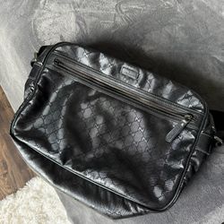 Vintage Gucci Mens Embossed Black Leather Messenger Bag Extremely Hard to Find)
