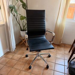  Office Chair - Black & Chrome - Like New