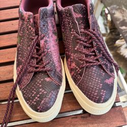 Converse Sneakers Size Men’s 9/ 11 Women’s 