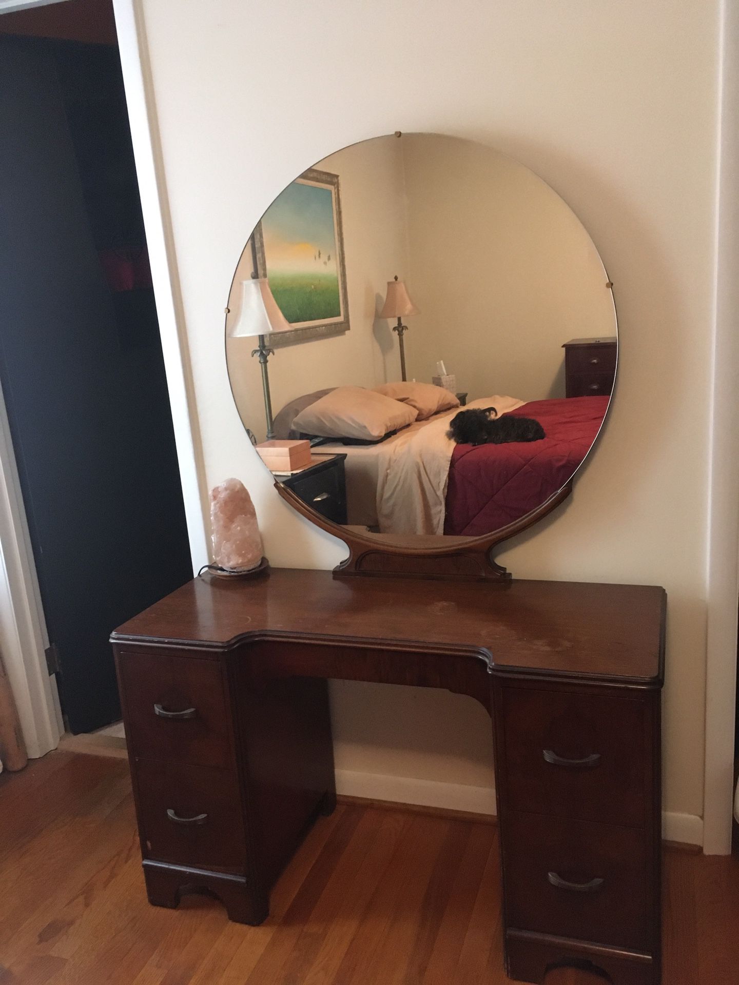 Dresser with Round Mirror